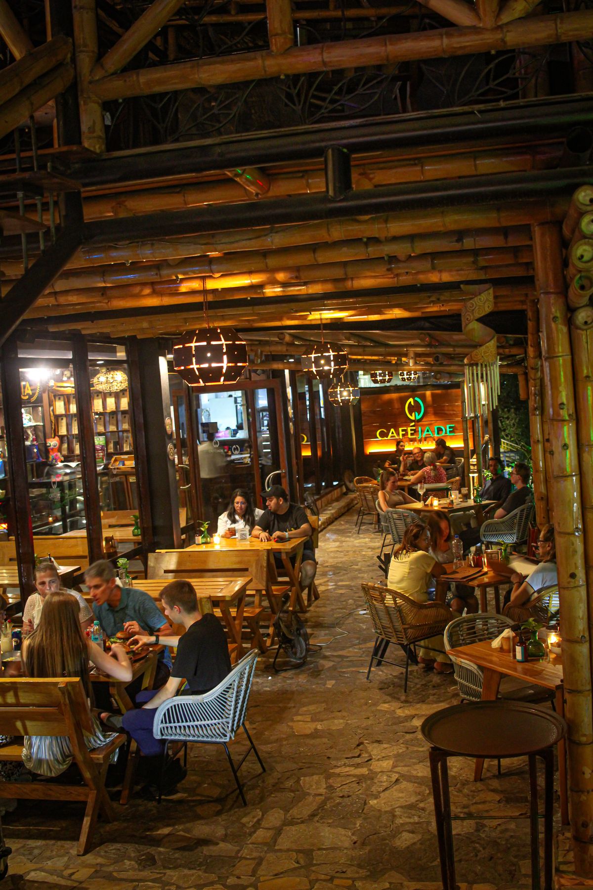 Cálida atmósfera del comedor interior de Cafe Jade